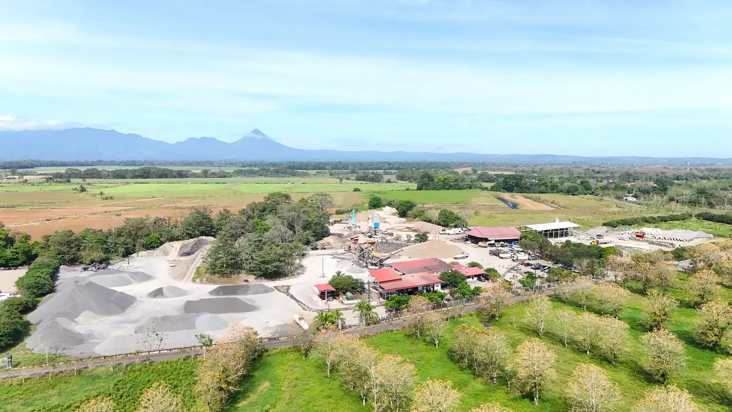 Producción de mezcla asfáltica de alta calidad – Constructora Herrera