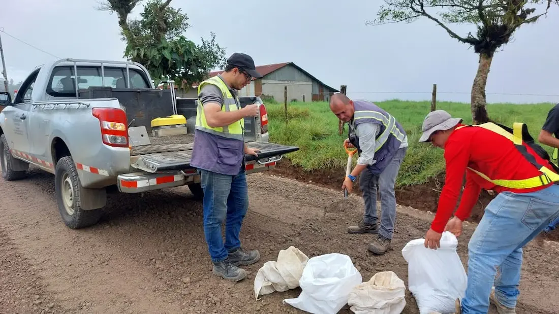 Equipo técnico de Constructora Herrera realizando control de calidad en obra