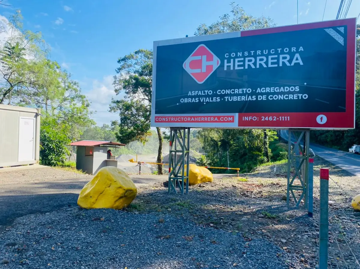 Rótulo del plantel Javillos con el nombre de Constructora Herrera