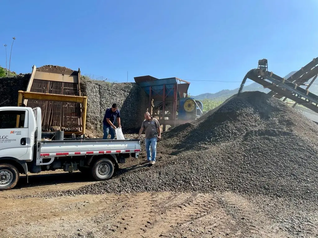Trituración de agregados y maquinaria en el plantel Nandayure de Constructora Herrera