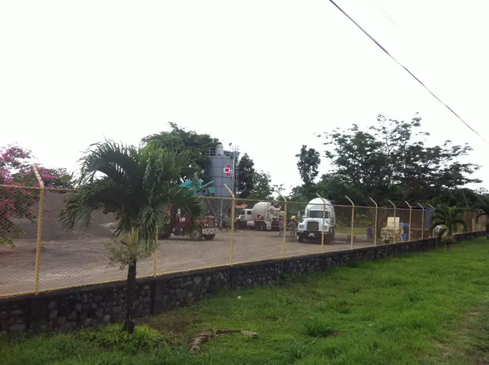 Plantel Cutris de Constructora Herrera con vehículos de trabajo