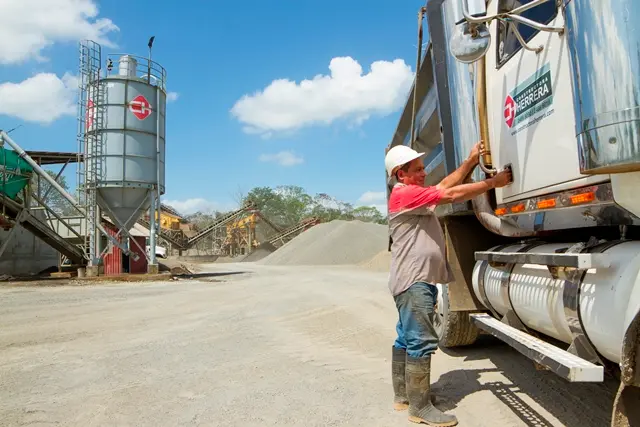 Colaborador junto a un vehículo de trabajo de Constructora Herrera en el plantel Muelle