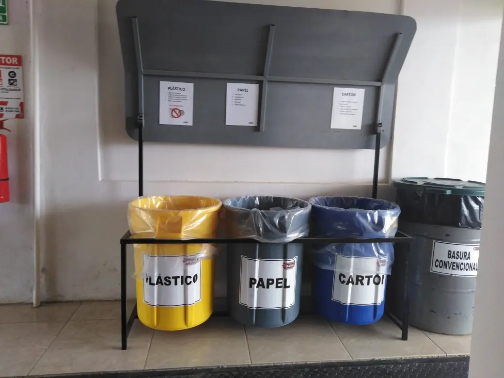 Basureros de reciclaje para separación de desechos en Constructora Herrera