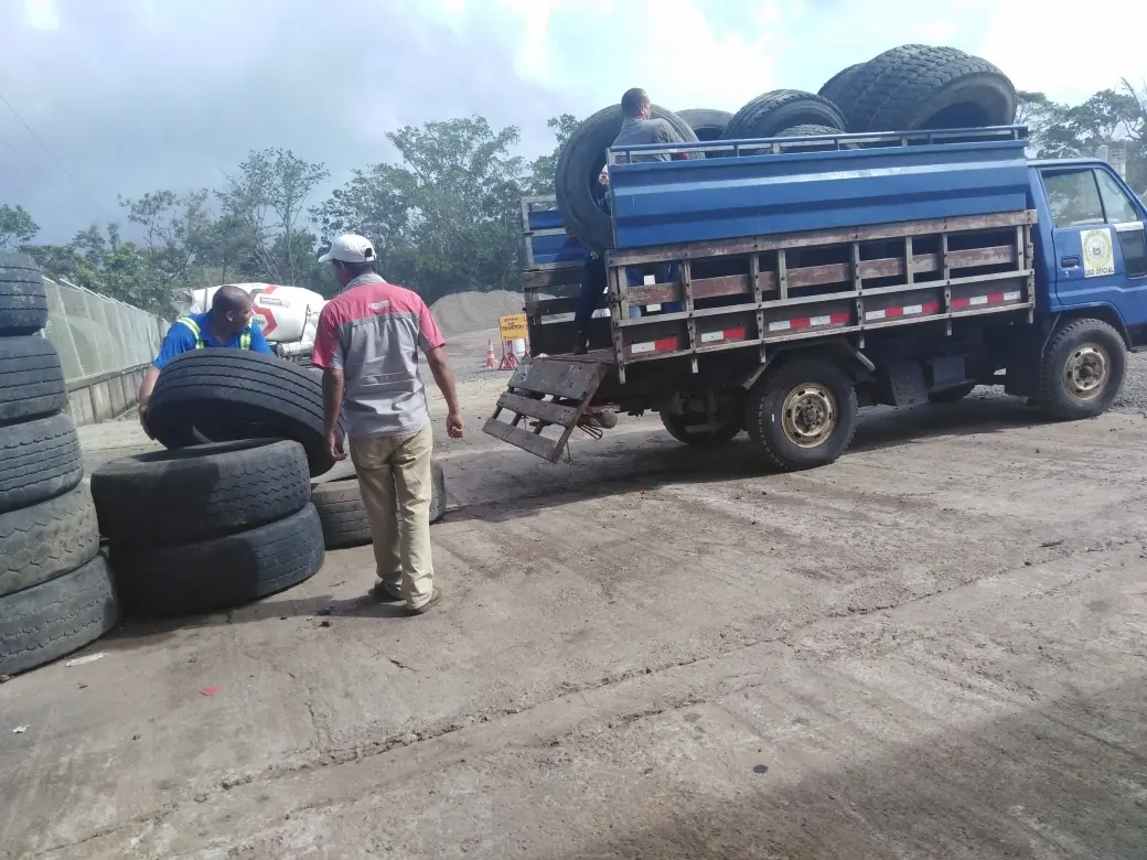 Acopio de llantas para reciclaje – Constructora Herrera