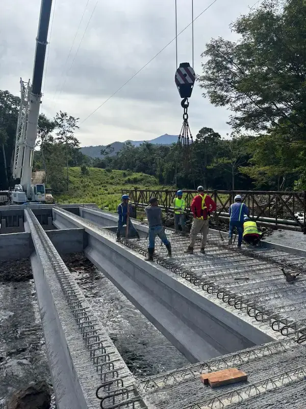 Flex beam y señalización vertical del puente sobre el río San Rafael
