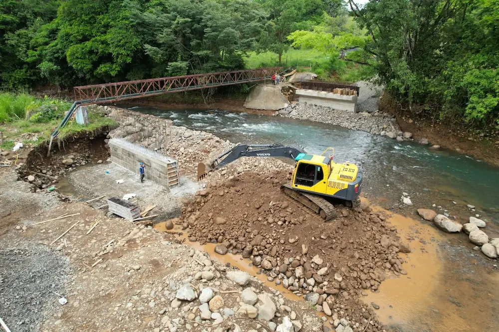 Vista lateral del puente de dos carriles en Cariblanca, San Carlos