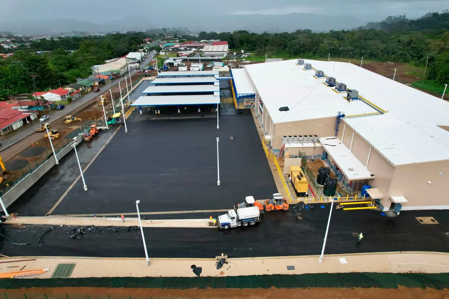 Construcción de carpeta asfáltica en PriceSmart San Carlos – Constructora Herrera