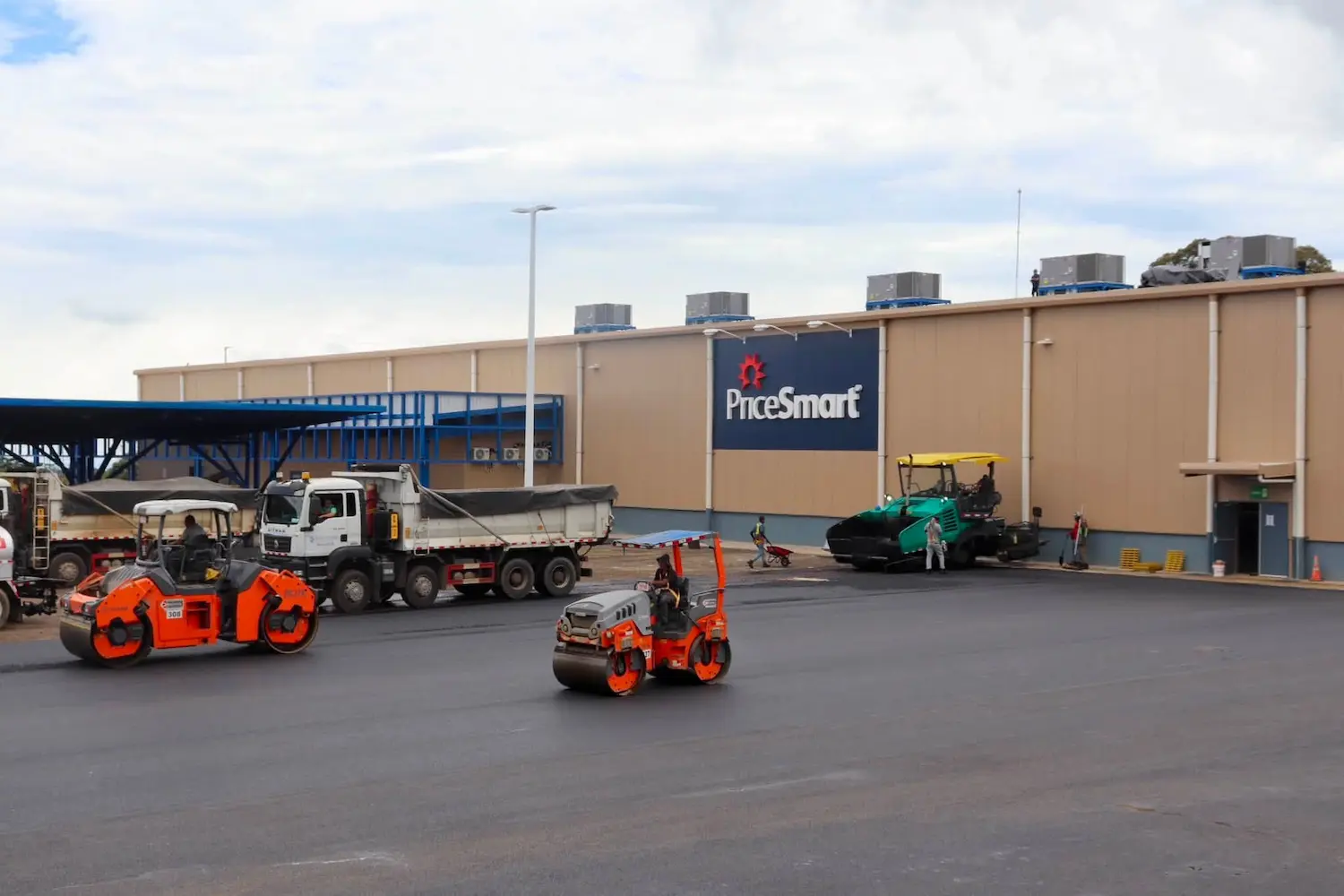 Pavimentación asfáltica PriceSmart San Carlos – Constructora Herrera