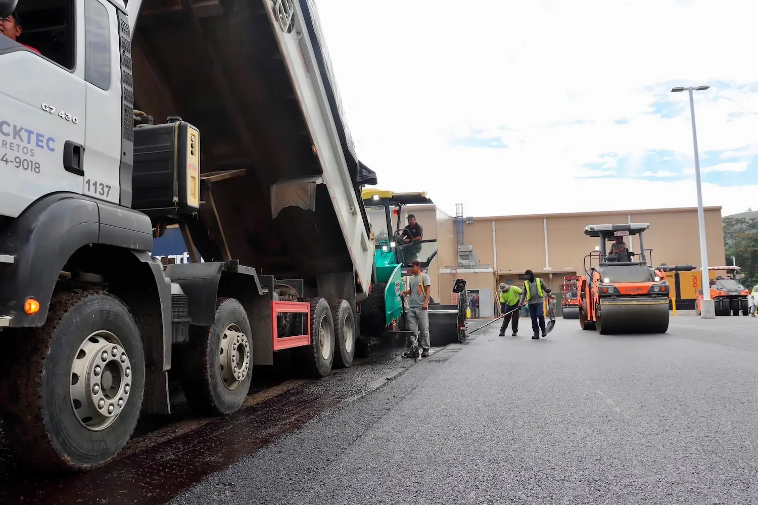 Carpeta asfáltica terminada en PriceSmart San Carlos – Constructora Herrera