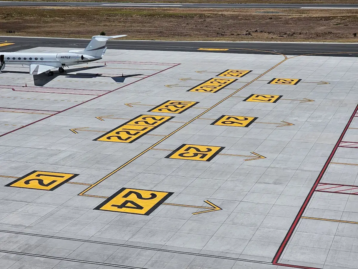 Colocación de base estabilizada con cemento en el proyecto aeroportuario Daniel Oduber Quirós, Liberia
