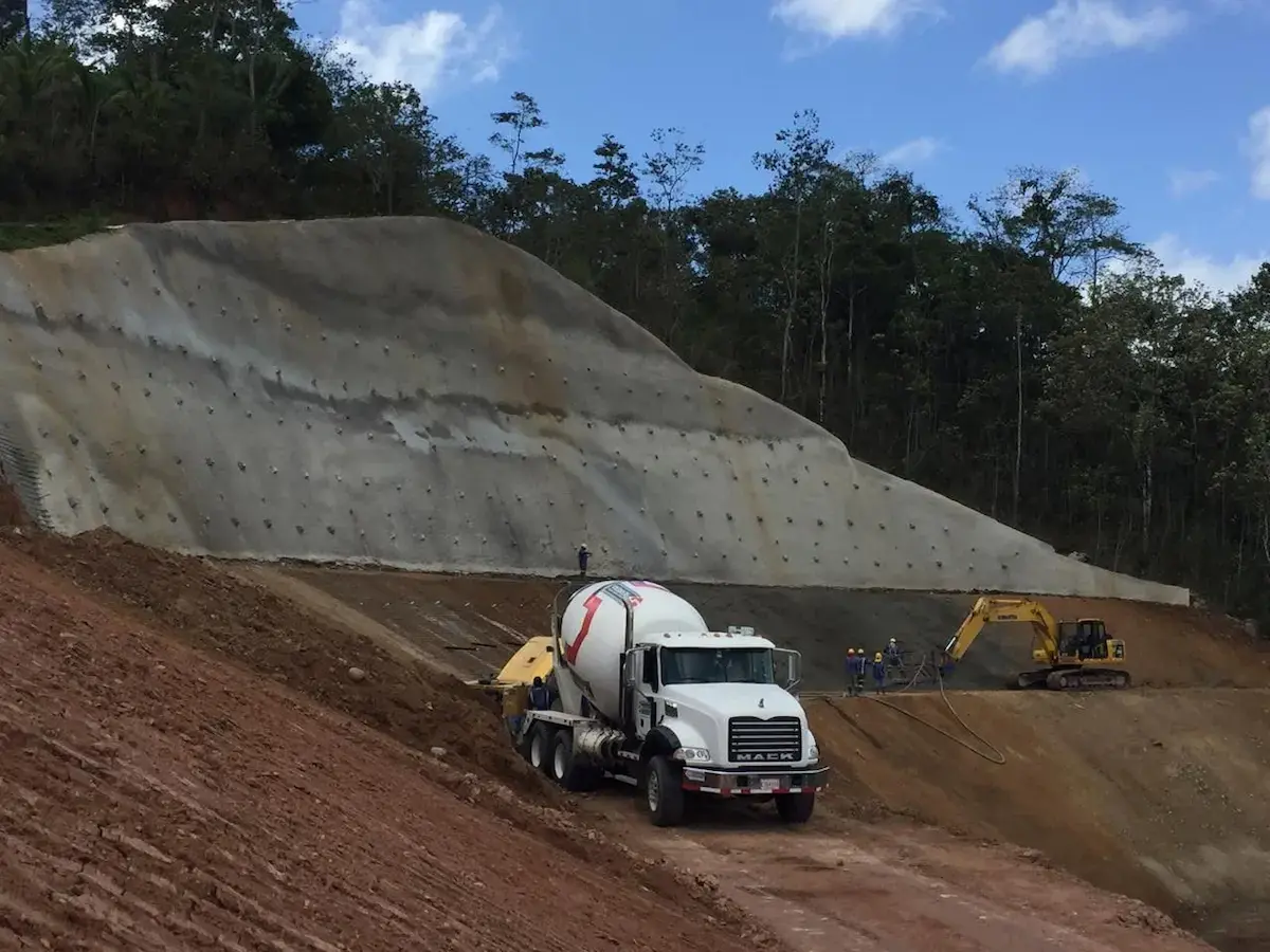 Concreto lanzado vía húmeda para estabilización de talud en la entrada del proyecto Balsa Inferior