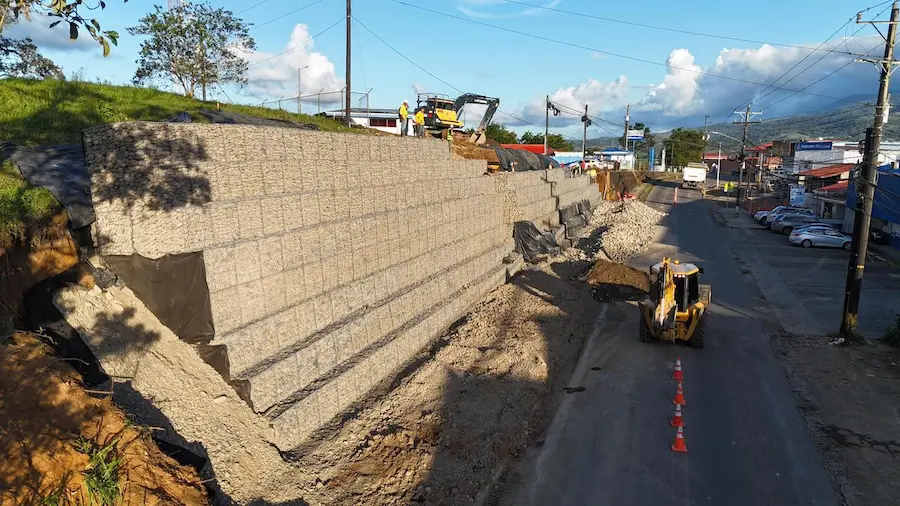 Construcción de muro de gavión en Cedral, San Carlos