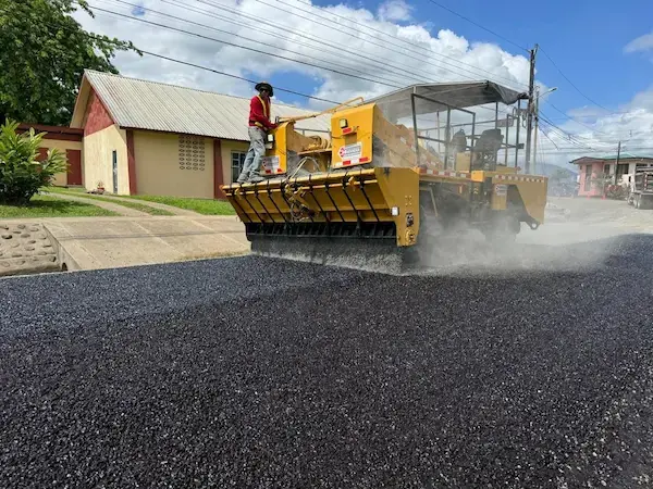 Maquinaria de Constructora Herrera durante la ejecución del Lote 3 MOPT-BID
