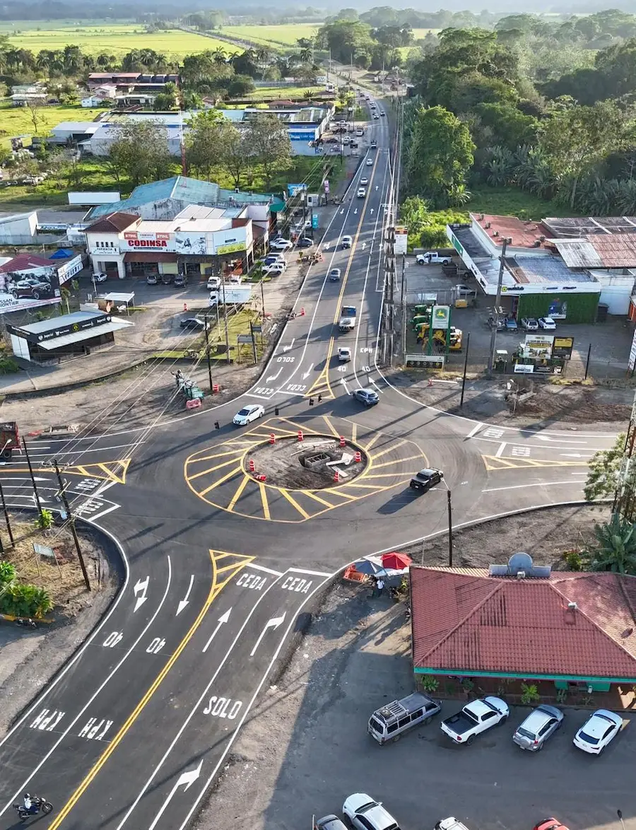 Trabajos de rotonda vial en Muelle de San Carlos