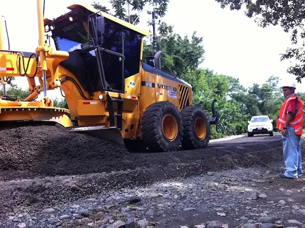 Equipo pesado de Constructora Herrera en proyecto de infraestructura