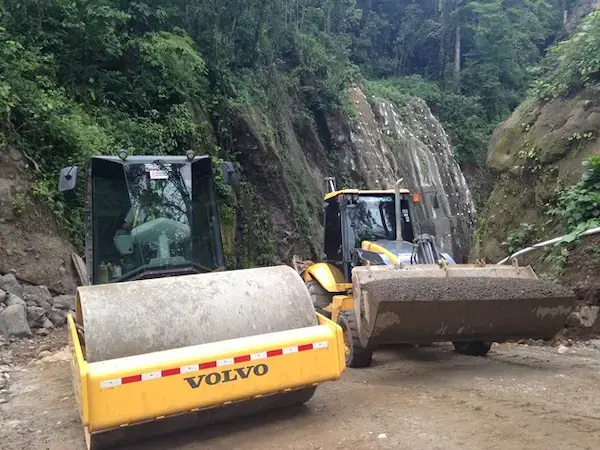 Vehículo y equipo de construcción de Constructora Herrera disponible para alquiler