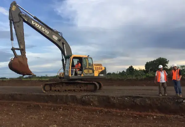 Equipo especializado de Constructora Herrera para proyectos de infraestructura
