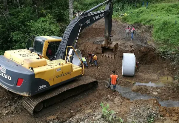 Maquinaria pesada de Constructora Herrera para construcción y pavimentación