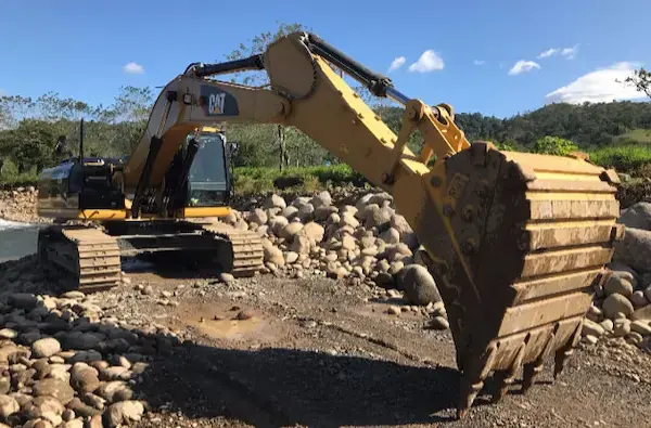 Equipo de compactación de Constructora Herrera para obras viales