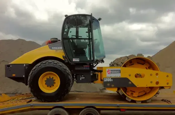 Equipo de movimiento de tierra de Constructora Herrera disponible para alquiler