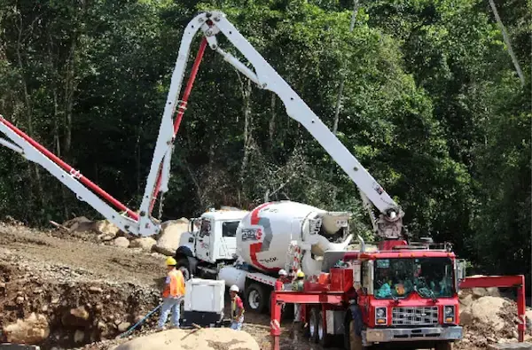 Equipo pesado de infraestructura vial de Constructora Herrera