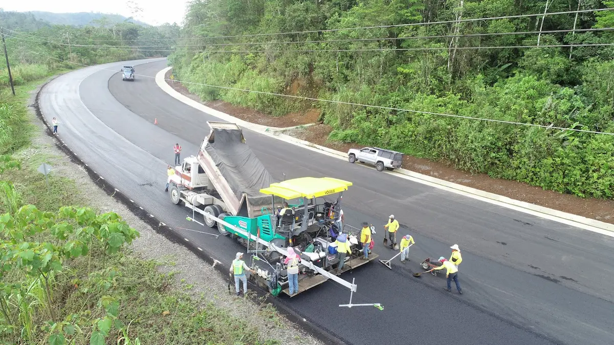 Equipo de Constructora Herrera en obra de construcción de carreteras en Costa Rica