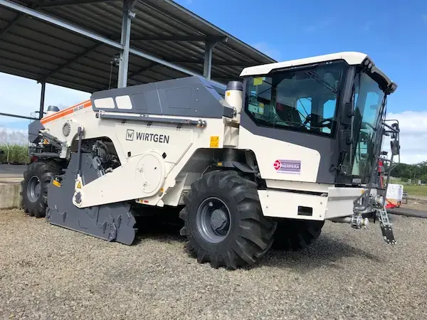 Recicladora en frío y estabilizadora de suelos de Constructora Herrera disponible para alquiler